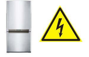 Ощущается ток при касании к металлическим частям холодильника.